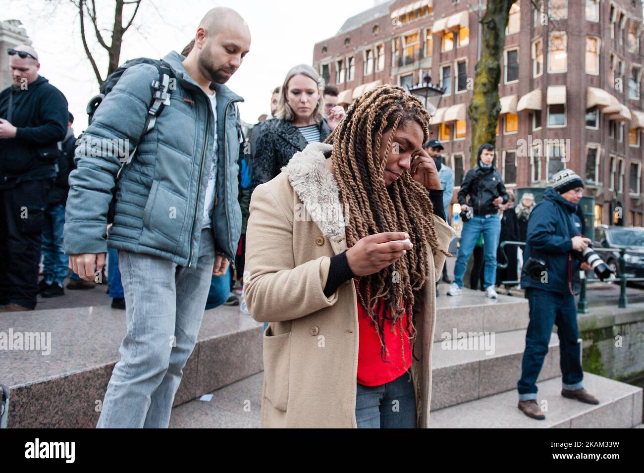 La communauté transgenre s'est réunie autour de l'Homomonument à Amsterdam, pays-Bas, le 10 mars 2017, pour condamner l'augmentation massive dans le monde entier du nombre de transgenres maltraités et assassinés. Y compris les deux derniers Pakistanais transgenres « torturés à mort » en Arabie Saoudite, cette semaine. Ce mémorial a été organisé par l'organisation à but non lucratif Trans United Amsterdam. (Photo par Romy Arroyo Fernandez/NurPhoto) *** Veuillez utiliser le crédit du champ de crédit *** Banque D'Images