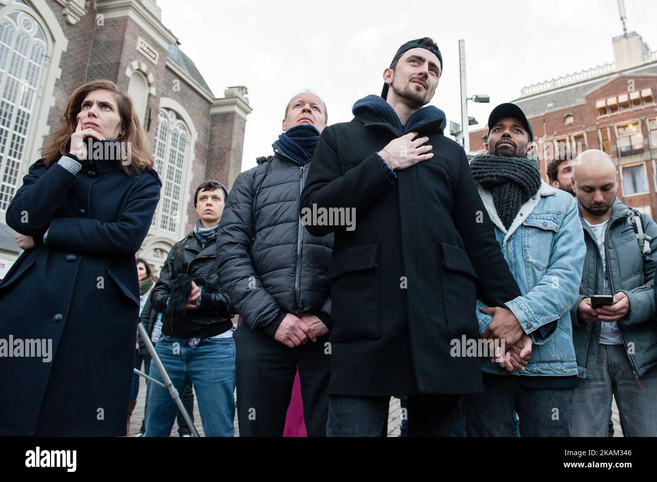 La communauté transgenre s'est réunie autour de l'Homomonument à Amsterdam, pays-Bas, le 10 mars 2017, pour condamner l'augmentation massive dans le monde entier du nombre de transgenres maltraités et assassinés. Y compris les deux derniers Pakistanais transgenres « torturés à mort » en Arabie Saoudite, cette semaine. Ce mémorial a été organisé par l'organisation à but non lucratif Trans United Amsterdam. (Photo par Romy Arroyo Fernandez/NurPhoto) *** Veuillez utiliser le crédit du champ de crédit *** Banque D'Images