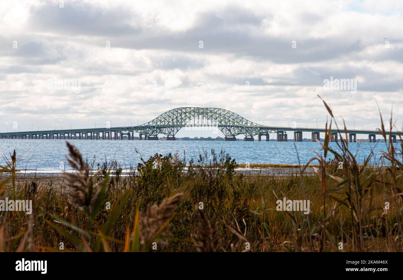 Vue sur l'herbe et le roseau de la plage aux ponts de Great South Bay depuis Gardiners Park à Bay Shore long Island. Banque D'Images