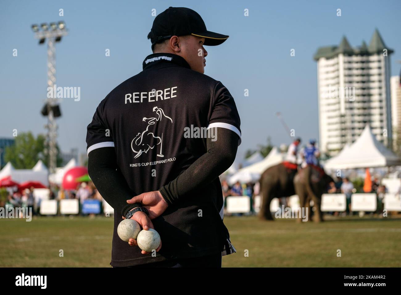 Un arbitre lors du tournoi de polo d'éléphant King's Cup 2017 au complexe Anantara Chaopraya à Bangkok, Thaïlande sur 12 mars 2017. Le Polo King's Cup Elephant est l'un des plus grands événements caritatifs annuels de Thaïlande. Depuis le premier tournoi, qui a eu lieu à l'origine dans la ville balnéaire de Hua Hin, 50 éléphants de rue ont été sauvés. L'événement annuel permet à 20 jeunes éléphants d'être retirés des rues pendant la durée du tournoi, leur offrant la meilleure nourriture possible, ainsi que le seul contrôle vétérinaire approprié qu'ils reçoivent toute l'année.les éléphants sont un symbole culturel fier Banque D'Images