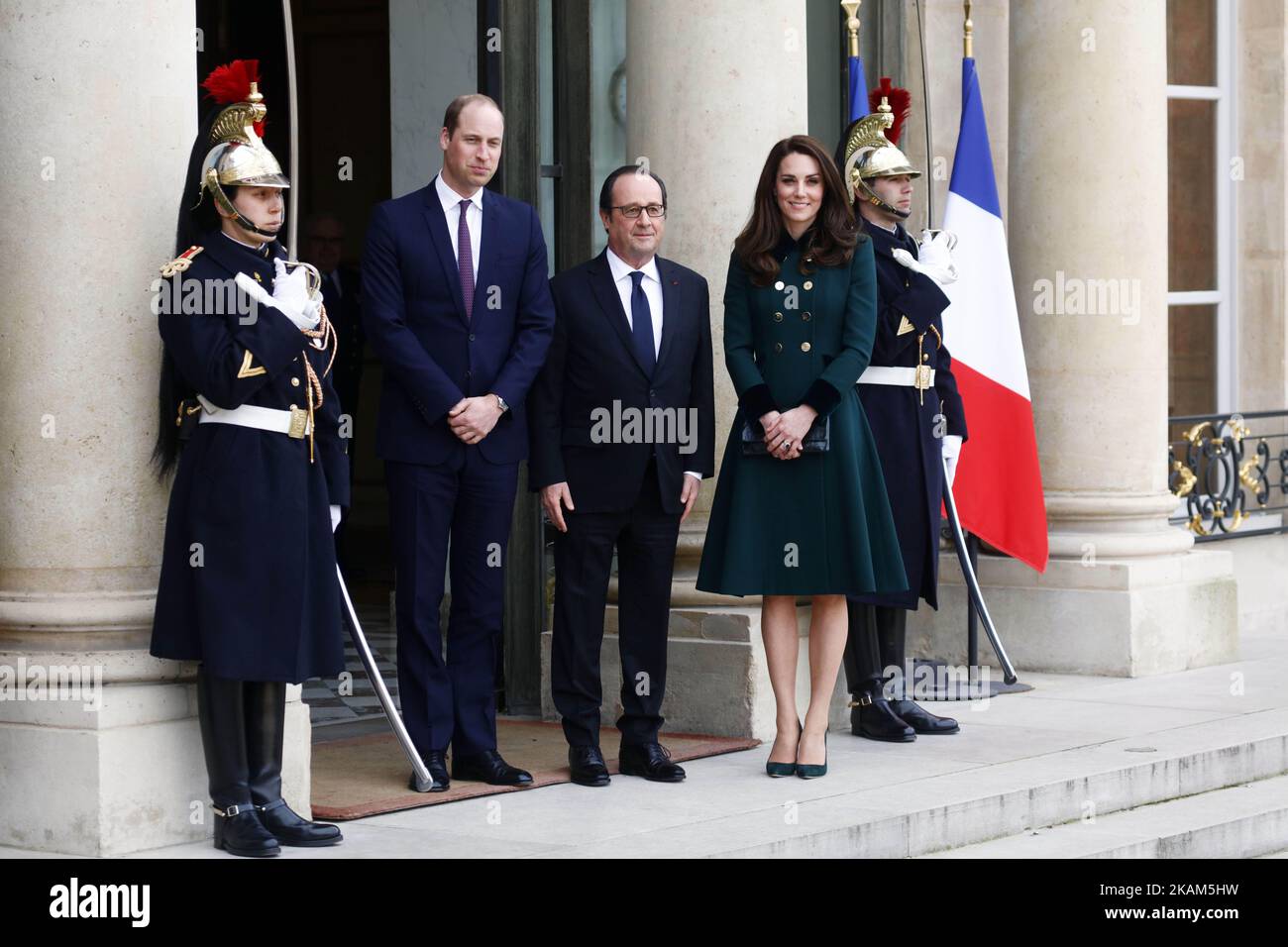 Catherine, duchesse de Cambridge (R) et son mari le prince William, duc de Cambridge (L) partent après leur rencontre avec le président français François Hollande (C) à l'Elysée à 17 mars 2017, à Paris. Kate et William passeront deux jours dans la capitale française afin de renforcer les relations franco-britanniques, un peu secouées depuis le Brexit. (Photo de Mehdi Taamallah / Nurphoto) *** Veuillez utiliser le crédit du champ de crédit *** Banque D'Images