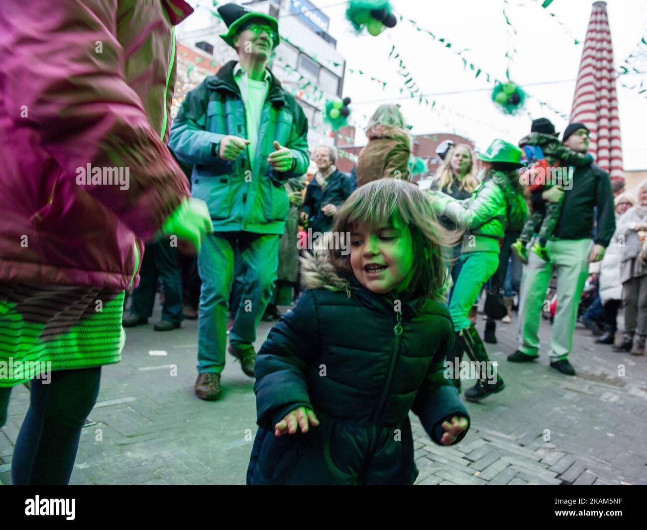 Les gens célèbrent la Saint-Patrick pour la septième fois dans la ville néerlandaise de la Haye le 17 mars 2017. C'est la plus grande célébration de la Saint Patrick aux pays-Bas. Chaque année, la Saint-Patrick est célébrée par plus de 75 millions de personnes dans le monde. Une journée pour célébrer la culture irlandaise. Une célébration qui, dans ce cas, a été organisée par le Club irlandais des pays-Bas. (Photo par Romy Arroyo Fernandez/NurPhoto) *** Veuillez utiliser le crédit du champ de crédit *** Banque D'Images