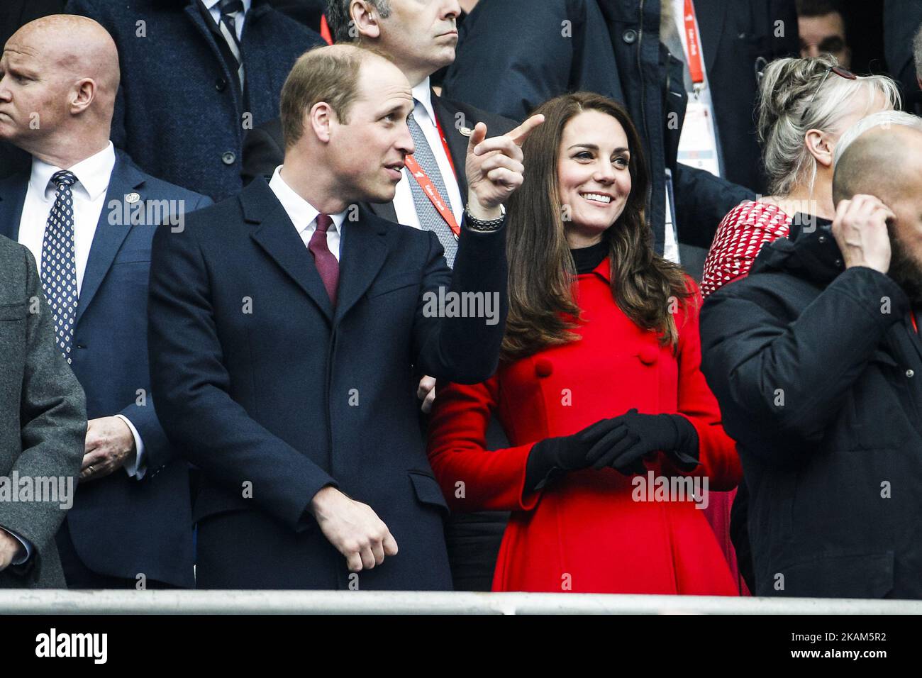 Le duc de Cambridge et le prince Guillaume et Kate Middleton sont vus en avance sur le match de rugby Union du tournoi des six Nations entre la France et le pays de Galles au Stade de France à Saint-Denis, à l'extérieur de Paris, sur 18 mars 2017. (Photo de Geoffroy Van der Hasselt/NurPhoto) *** Veuillez utiliser le crédit du champ de crédit *** Banque D'Images