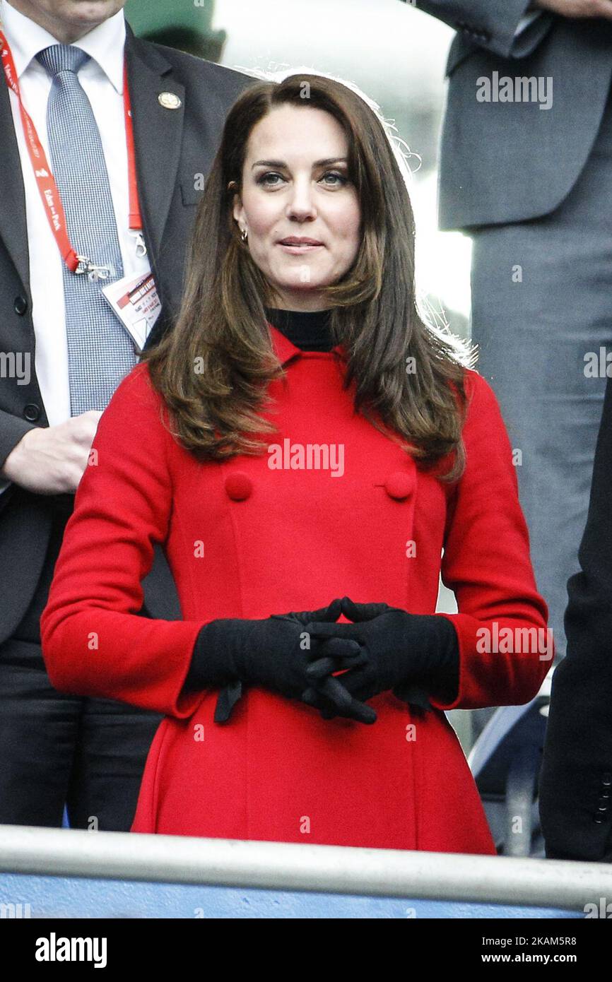 Kate Middleton, duchesse de Cambridge, est vue avant le match de rugby à XV du tournoi des six Nations entre la France et le pays de Galles au Stade de France à Saint-Denis, à l'extérieur de Paris, sur 18 mars 2017. (Photo de Geoffroy Van der Hasselt/NurPhoto) *** Veuillez utiliser le crédit du champ de crédit *** Banque D'Images