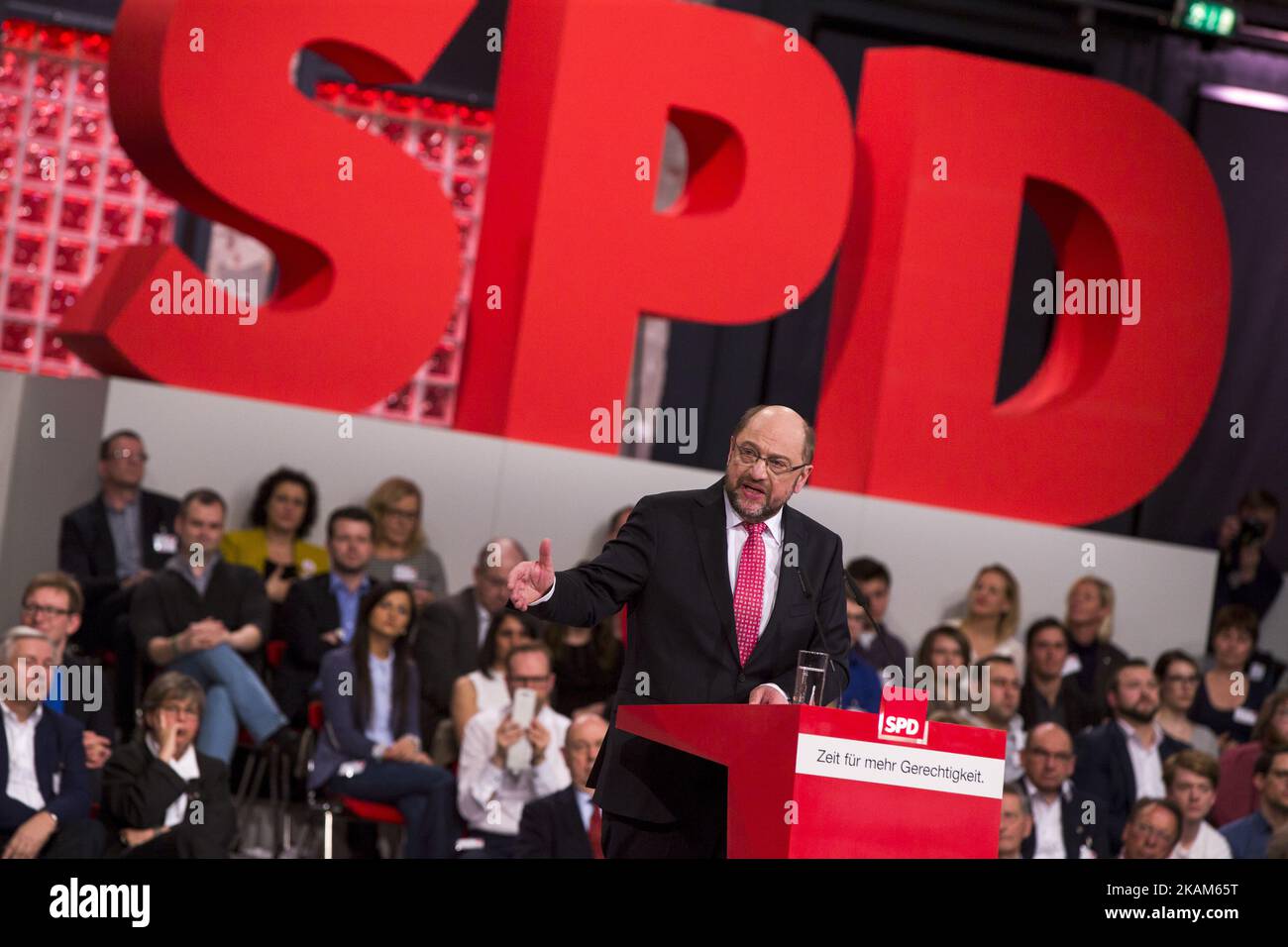 Le nouveau président du parti SPD désigné et le nouveau chancelier candidat pour les prochaines élections fédérales Martin Schulz prend la parole lors du congrès spécial du parti à l'Arena de Berlin, en Allemagne, sur 19 mars 2017. (Photo par Emmanuele Contini/NurPhoto) *** Veuillez utiliser le crédit du champ de crédit *** Banque D'Images