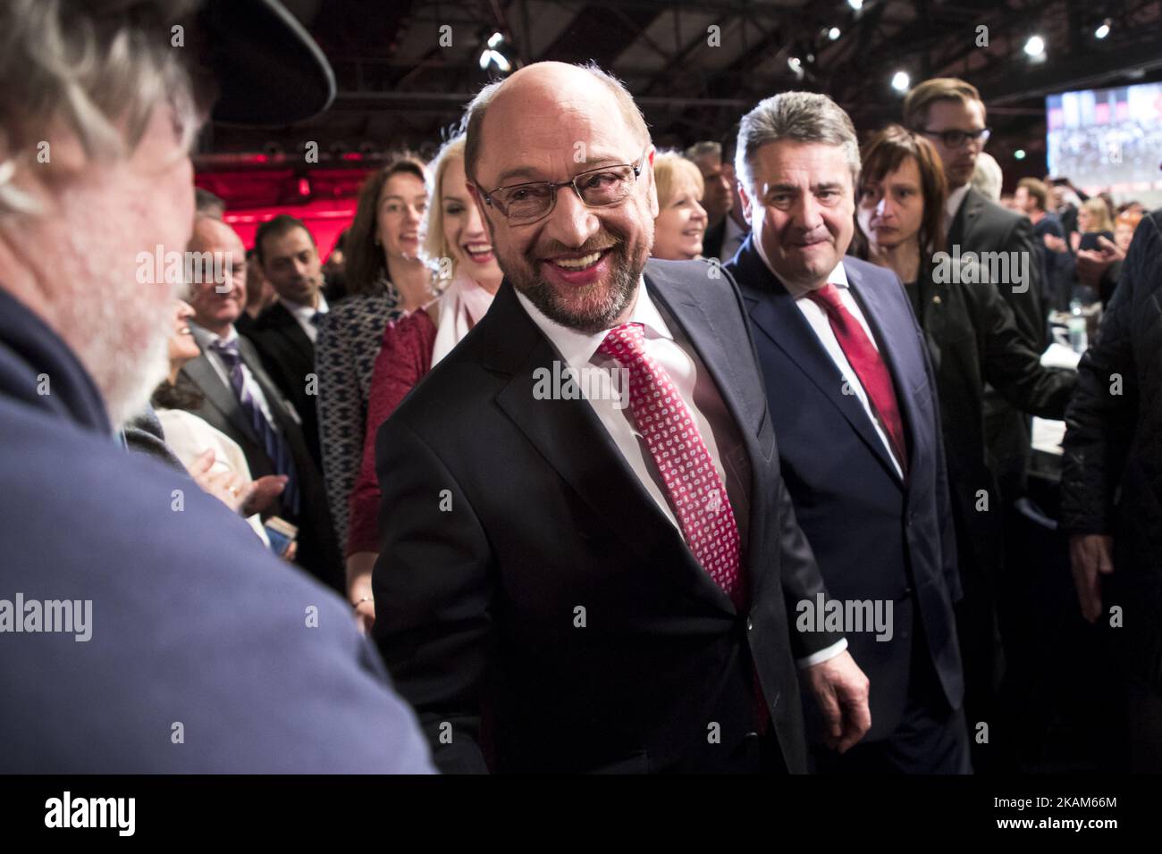 Le nouveau président du parti SPD désigné et le nouveau chancelier candidat pour les prochaines élections fédérales Martin Schulz (C) arrive au congrès spécial du parti à l'Arena à Berlin, en Allemagne, sur 19 mars 2017. (Photo par Emmanuele Contini/NurPhoto) *** Veuillez utiliser le crédit du champ de crédit *** Banque D'Images