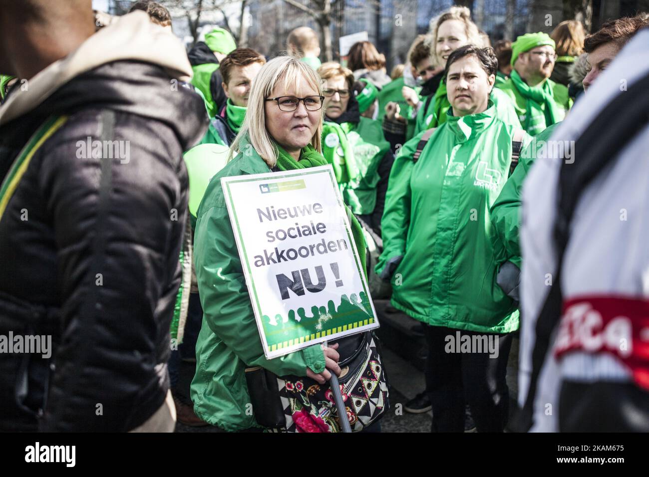 Des milliers de travailleurs du secteur de la santé et des organismes à but non lucratif se sont réunis pour protester contre davantage de fonds publics et mettre fin à l'austérité. Environ 10,000 manifestants sont attendus à Bruxelles le 21 mars 2017. (Photo de Kevin Van den Panhuyzen/NurPhoto) *** Veuillez utiliser le crédit du champ de crédit *** Banque D'Images