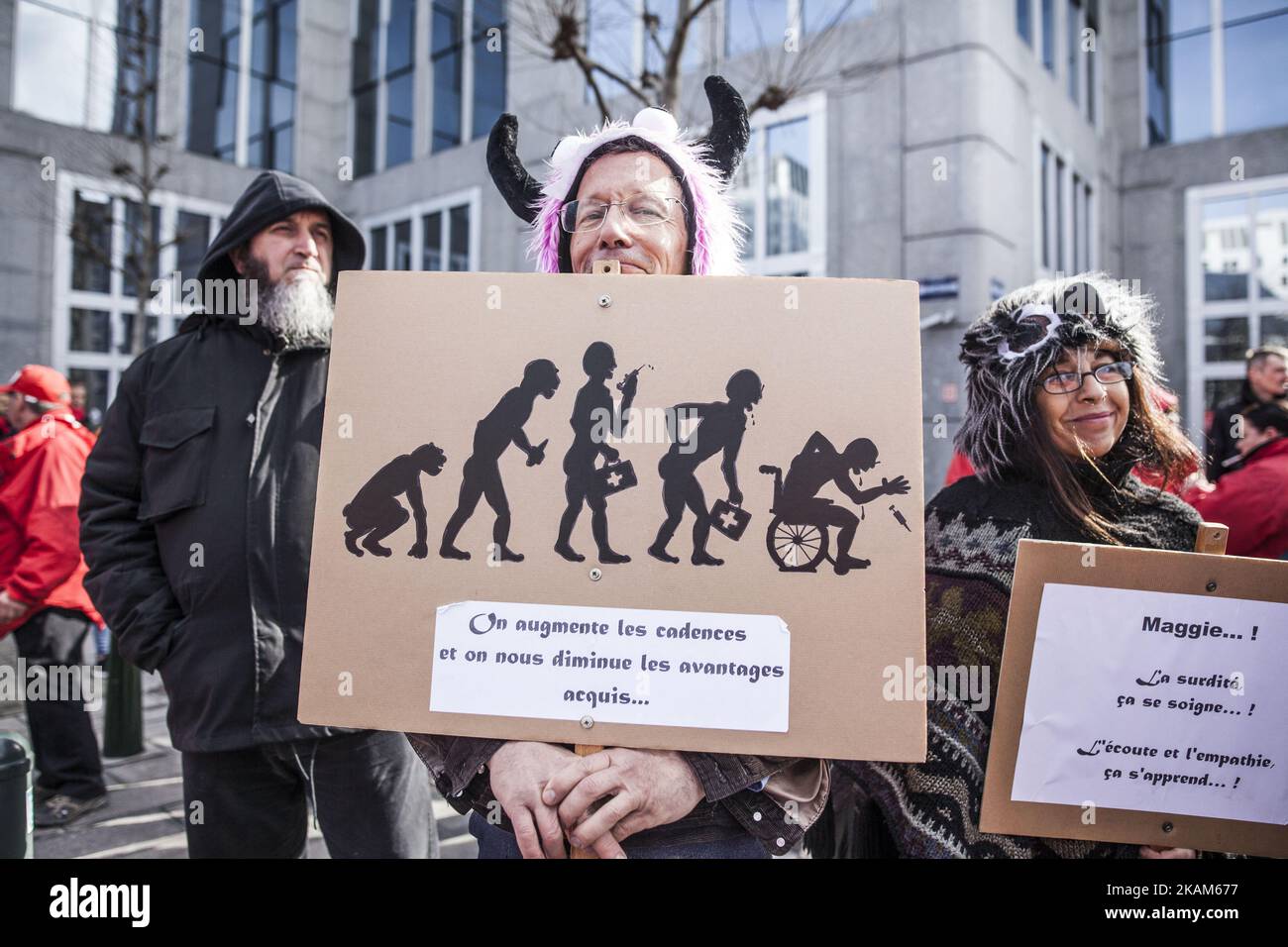 Des milliers de travailleurs du secteur de la santé et des organismes à but non lucratif se sont réunis pour protester contre davantage de fonds publics et mettre fin à l'austérité. Environ 10,000 manifestants sont attendus à Bruxelles le 21 mars 2017. (Photo de Kevin Van den Panhuyzen/NurPhoto) *** Veuillez utiliser le crédit du champ de crédit *** Banque D'Images