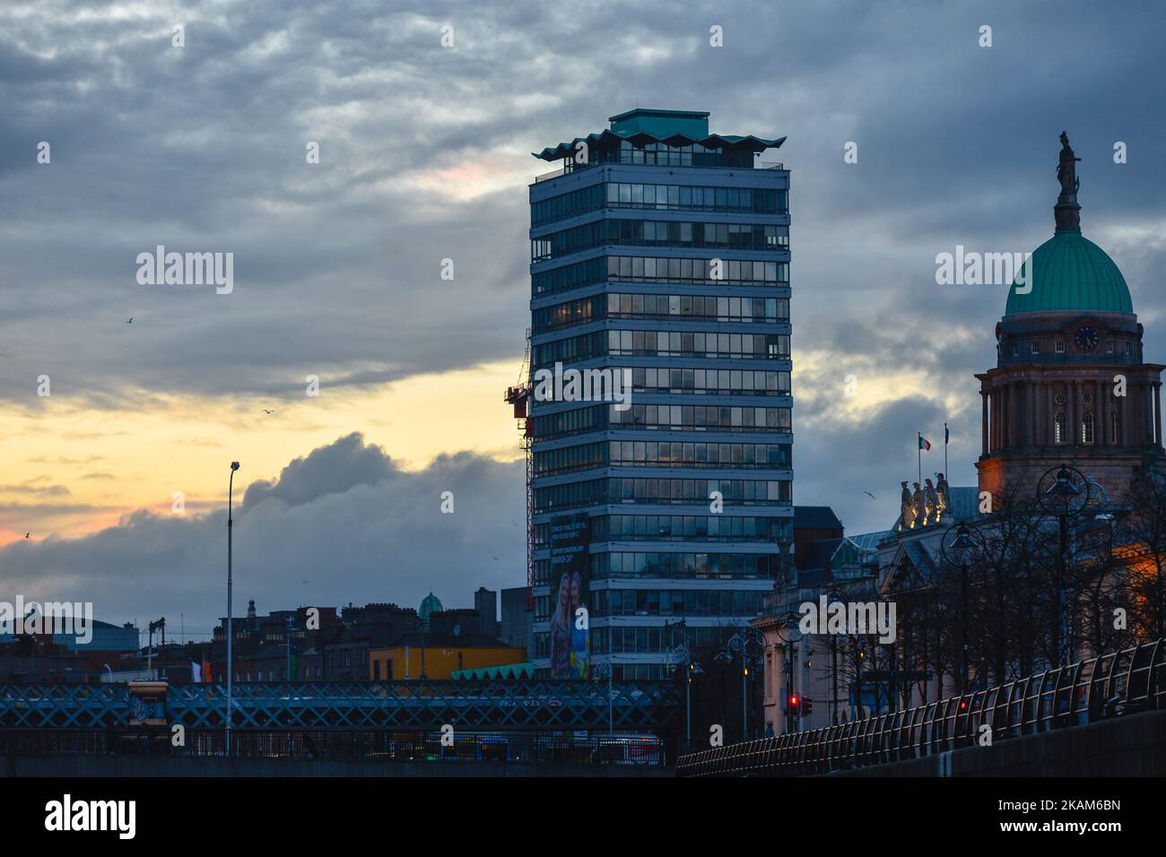 Une vue sur les nuages au-dessus du centre-ville de Dublin tandis que le met Eireann a émis un avertissement de neige-glace pour l'Irlande avec des températures qui doivent plonger après la tombée de la nuit, sur 21 mars 2017. (Photo par Artur Widak/NurPhoto) *** Veuillez utiliser le crédit du champ de crédit *** Banque D'Images