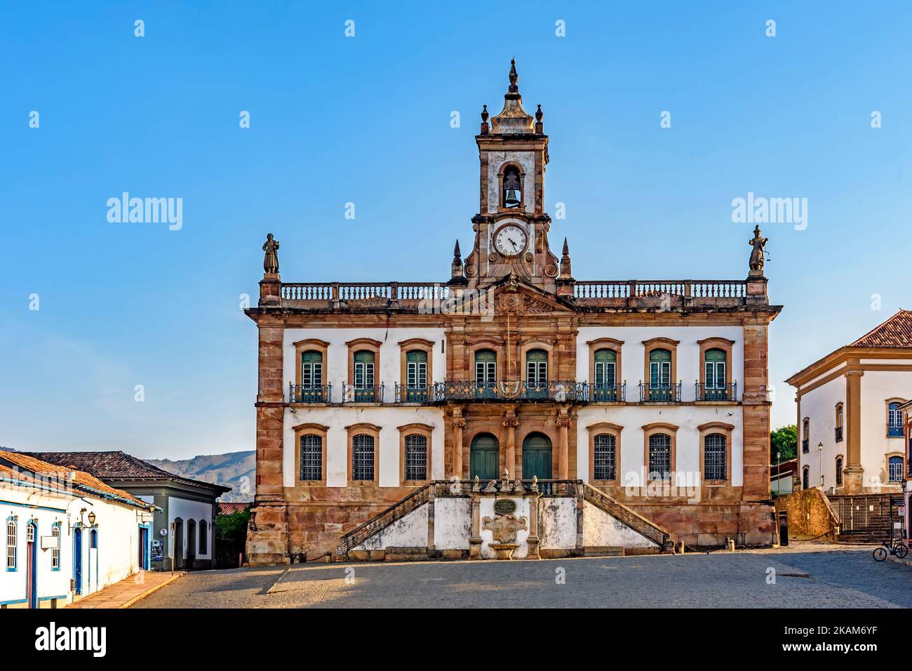 Place centrale de la ville historique d'Ouro Preto avec ses bâtiments baroques de l'époque impériale et ses pavés Banque D'Images