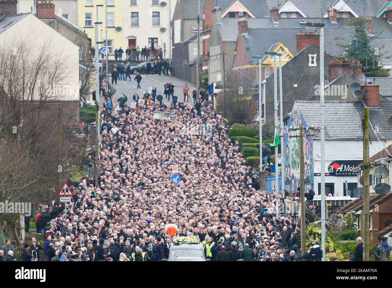 Le cercueil de l'ancien Premier ministre adjoint d'Irlande du Nord, Martin McGuinness, en procession dans le quartier de Bogside à Derry, en route vers le clocher de l'église Saint-Columba pour la messe du Requiem, jeudi, 23 mars 2017, à Londonderry, Irlande du Nord. (Photo par Artur Widak/NurPhoto) *** Veuillez utiliser le crédit du champ de crédit *** Banque D'Images