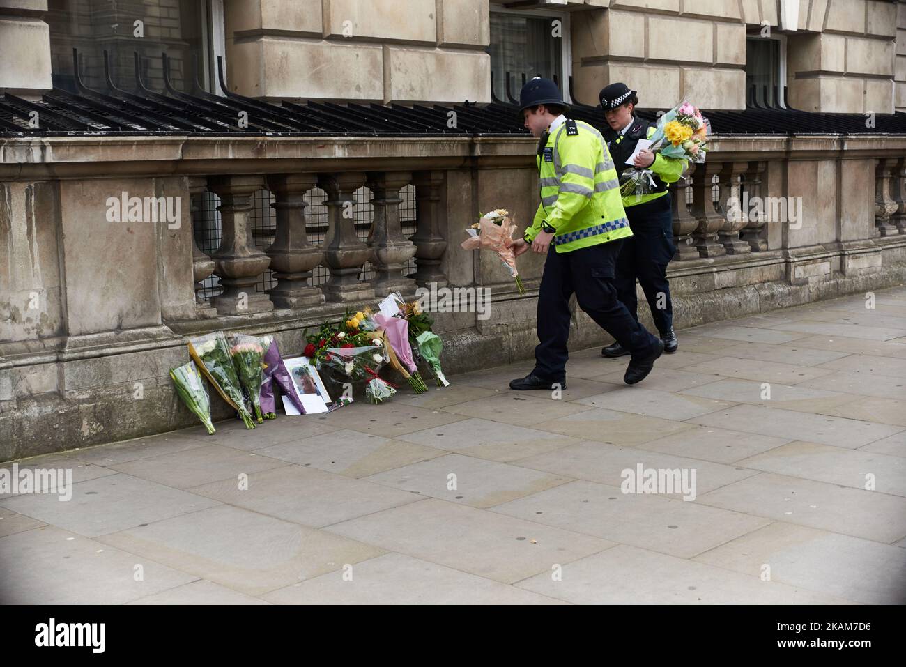 Des policiers des transports britanniques ont rendu des hommages floraux sur le pont de Westminster à la suite de l'attaque d'hier au cours de laquelle un policier a été tué, sur 23 mars 2017, à Londres, en Angleterre. Quatre personnes ont été tuées et environ 40 blessées à la suite de l'attaque d'hier par les chambres du Parlement à Westminster. (Photo de Karyn Louise/NurPhoto) *** Veuillez utiliser le crédit du champ de crédit *** Banque D'Images