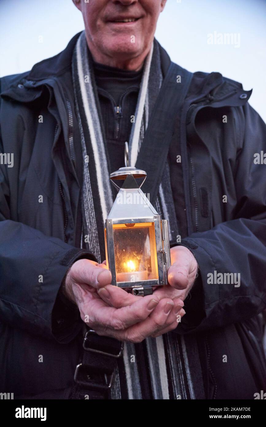 Vigile à Trafalgar Square, dans le centre de Londres, sur 23 mars 2017 en solidarité avec les victimes de l'attaque terroriste de 22 mars au Parlement britannique et sur le pont de Westminster. Le Parlement britannique a rouvert jeudi avec une minute de silence dans un geste de défiance un jour après qu'un attaquant ait semé la terreur au cœur de Westminster, tuant trois personnes avant d'être tué par balle. Des législateurs à l'air sombre dans une chambre bourrée de choux de la Chambre des communes ont également prosterné leur tête et des policiers ont également marqué le silence devant le siège de la Metropolitan police de Londres à proximité. (Photo de Karyn Louise/N. Banque D'Images