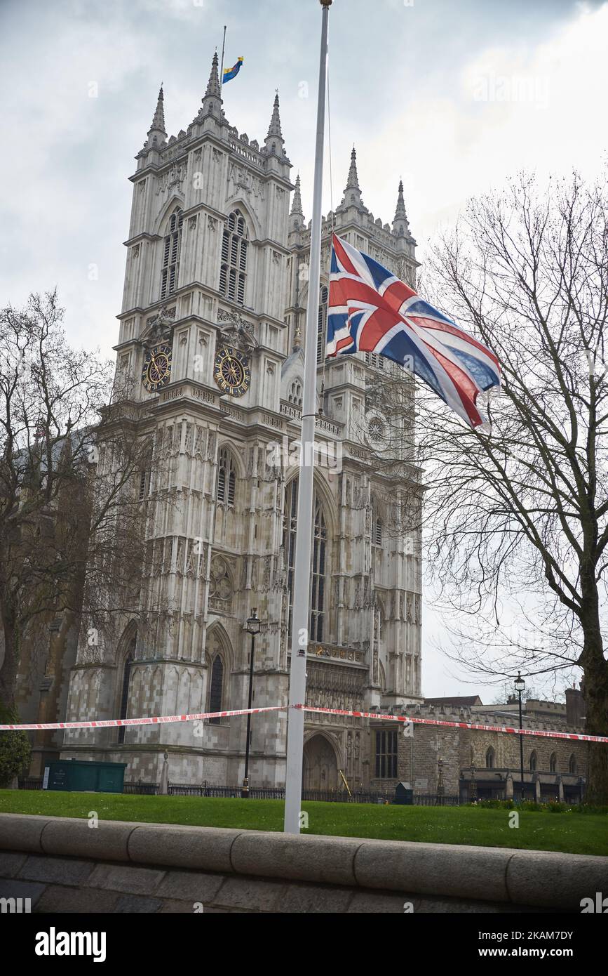Vue sur Westminster à Londres, sur 23 mars 2017. La police poursuit les enquêtes après l'attaque terroriste qui a eu lieu hier à Londres, au cours de laquelle une voiture a été conduite dans des piétons sur le pont de Westminster, puis dans des voies ferrées à l'extérieur du Parlement, où un knifeman a poignardé un policier nommé PC Keith Palmer, qui est mort par la suite de ses blessures. L'attaquant est également mort après que les forces de sécurité l'ont abattu. Deux autres personnes sont mortes lors de l'incident et environ 40 ont été blessées, certaines « catastrophes ». Une femme a été tirée en vie de la Tamise après avoir sauté du pont pour échapper à l'a Banque D'Images