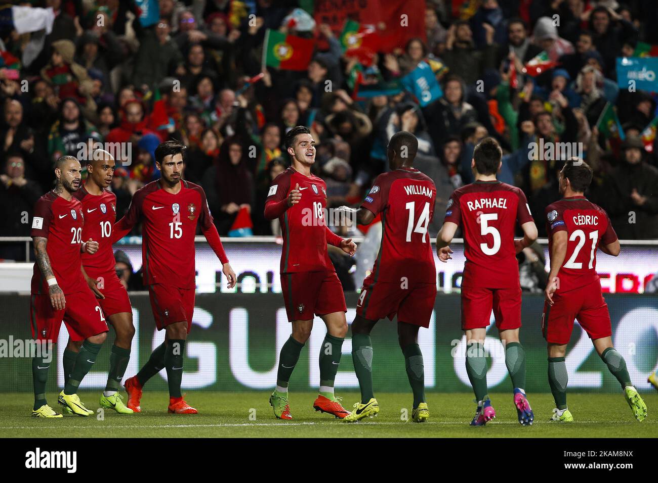 Le milieu de terrain du Portugal Andre Silva (C) célèbre son but avec le milieu de terrain du Portugal Quaresma (L), le milieu de terrain du Portugal Joao Mario, le milieu de terrain du Portugal Andre Gomes, le milieu de terrain du Portugal William Carvalho, le défenseur du Portugal Raphael Guerreiro et le défenseur du Portugal Cedric Soares (R) lors du match de football de qualification WC 2018 entre le Portugal et la Hongrie à Lisbonne, au Portugal Sur 25 mars 2017. (Photo de Carlos Palma/NurPhoto) *** Veuillez utiliser le crédit du champ de crédit *** Banque D'Images