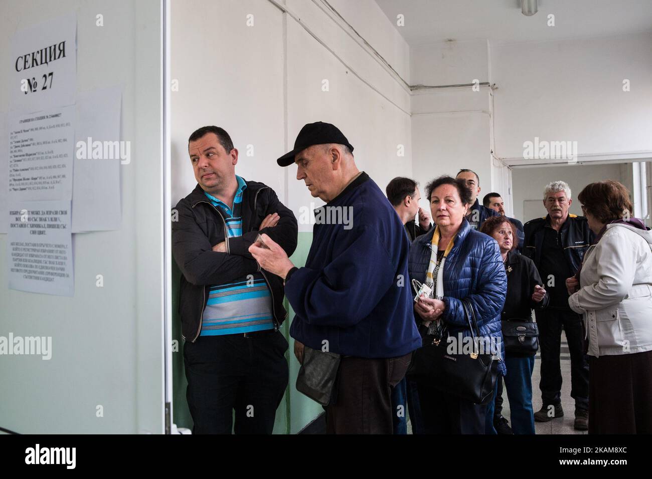 Les électeurs se sont mis en ligne pour voter dimanche dans un bureau de vote, 26 mars 2017, dans la capitale, Sofia. La Bulgarie a tenu des élections législatives afin de remplacer un gouvernement intérimaire. (Photo par Jodi Hilton/NurPhoto) *** Veuillez utiliser le crédit du champ de crédit *** Banque D'Images