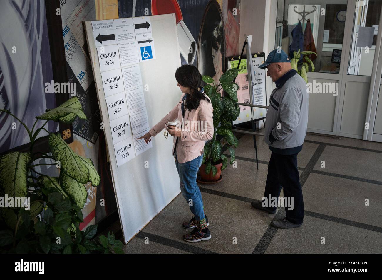 Électeurs dans un lieu de vote dimanche, 26 mars 2017 dans la capitale, Sofia. La Bulgarie a tenu des élections législatives afin de remplacer un gouvernement intérimaire. (Photo par Jodi Hilton/NurPhoto) *** Veuillez utiliser le crédit du champ de crédit *** Banque D'Images