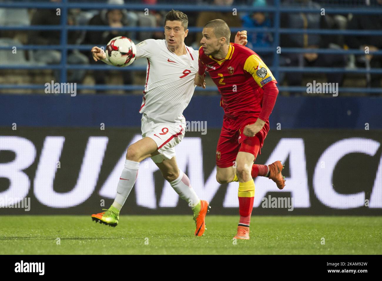 Robert Lewandowski, de Pologne, et Aleksandar Sofranac, du Monténégro, se battent pour le ballon lors de la coupe du monde de la FIFA 2018, partie E du groupe de qualification entre le Monténégro et la Pologne au stade Gradski à Podgorica, Monténégro sur 26 mars 2017 (photo par Andrew Surma/NurPhoto) *** Veuillez utiliser le crédit du champ de crédit *** Banque D'Images