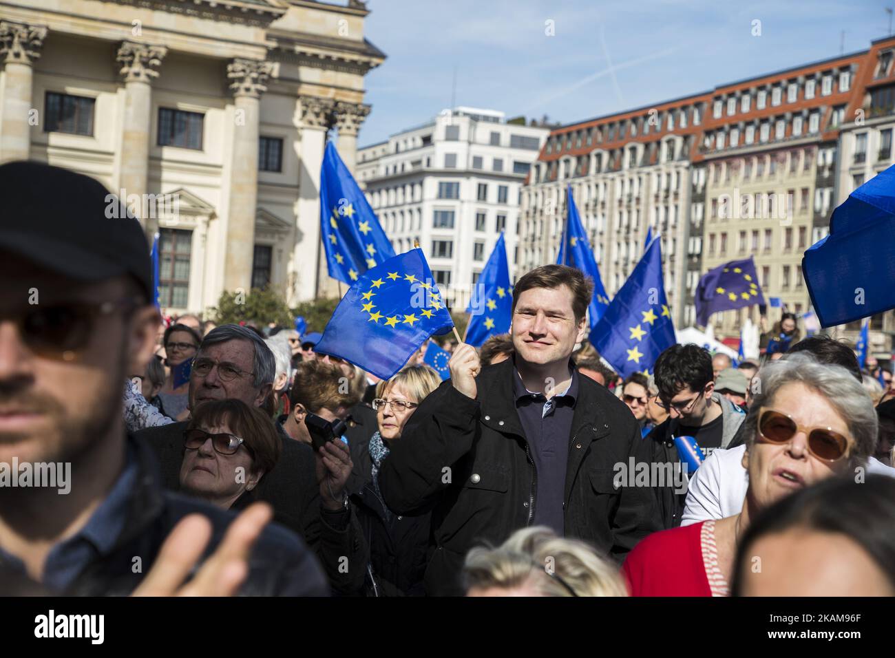 Les personnes portant des banderoles, des ballons et des drapeaux de l'Union européenne se réunissent lors de l'événement « Pulse of Europe » 7th à Berlin pour faire la démonstration de pro UE à Gendarmenmarkt, dans le centre de Berlin, en Allemagne, sur 26 mars 2017. Le mouvement, né en 2016 après les résultats du référendum sur le Brexit et l'élection du président américain Donald Trump, entend être un homologue pro-européen des populistes, des nationalistes, des mouvements de droite à travers l'Europe et a organisé aujourd'hui plusieurs réunions dans environ 70 villes européennes. (Photo par Emmanuele Contini/NurPhoto) *** Veuillez utiliser le crédit de Credit FIE Banque D'Images