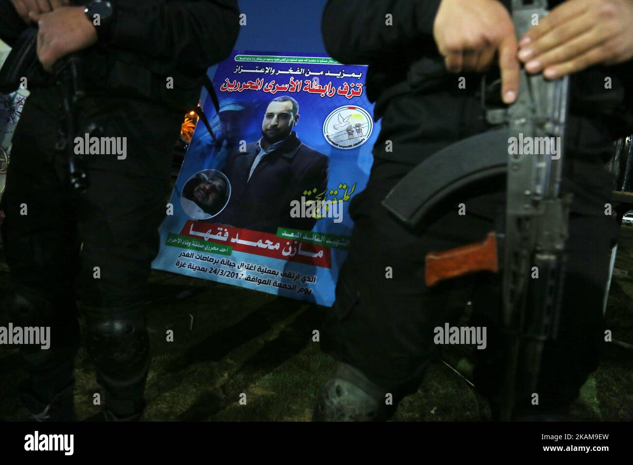 Les militants palestiniens du Hamas participent à un service commémoratif pour le militant Mazen Fuqaha, dans la ville de Gaza, à 27 mars 2017. (Photo de Majdi Fathi/NurPhoto) *** Veuillez utiliser le crédit du champ de crédit *** Banque D'Images