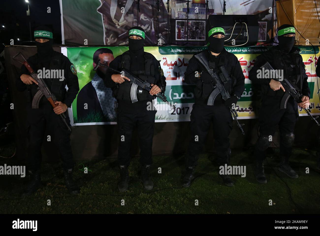 Les militants palestiniens du Hamas participent à un service commémoratif pour le militant Mazen Fuqaha, dans la ville de Gaza, à 27 mars 2017. (Photo de Majdi Fathi/NurPhoto) *** Veuillez utiliser le crédit du champ de crédit *** Banque D'Images