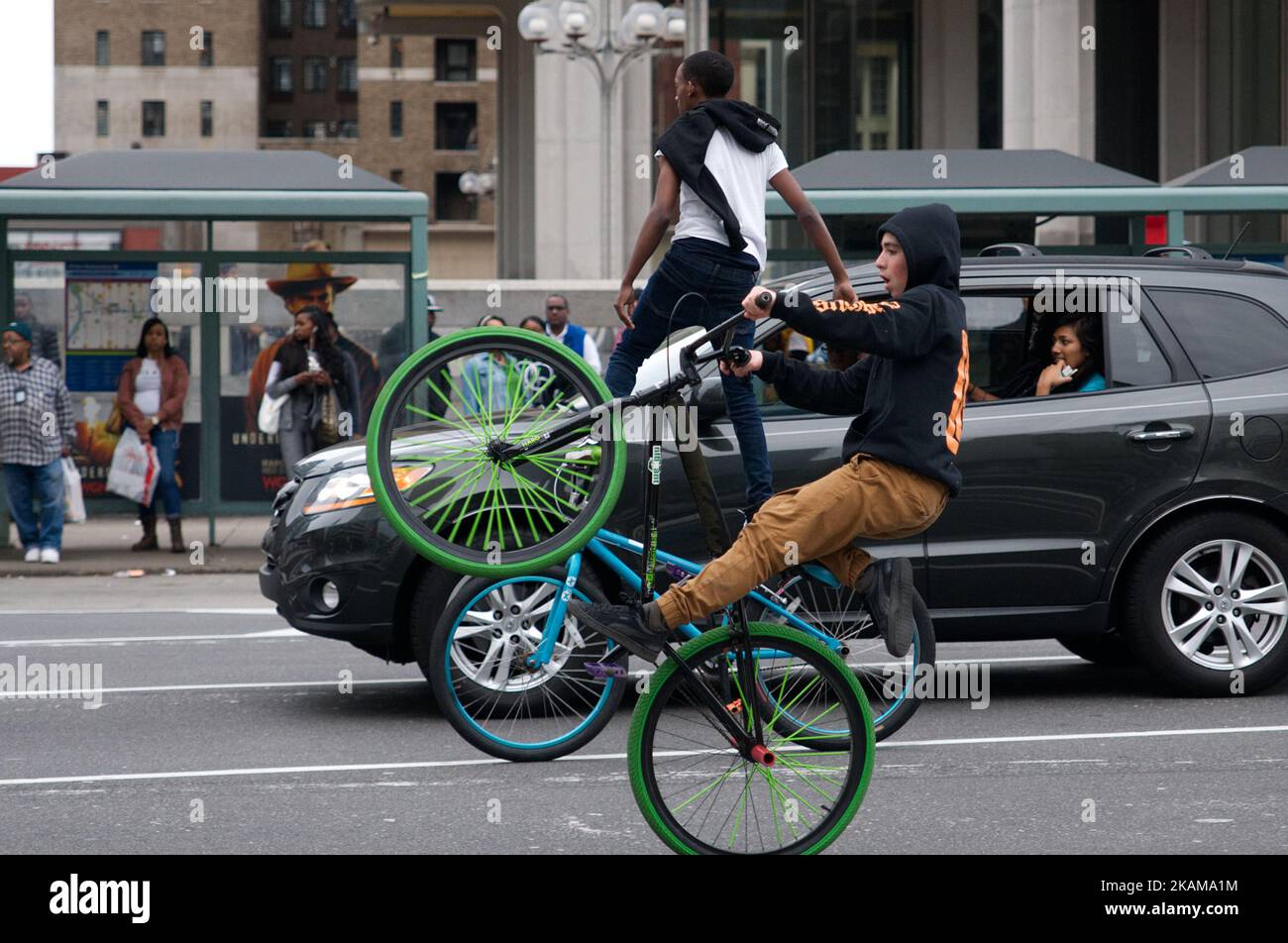 Des adolescents effectuent des balancing sur des vélos BMX en face d'une marche de protestation contre la politique de Trump en matière de salles de bains transgenres, à Philadelphie, en Pennsylvanie, le 25 février 2017. Les adolescents en VTT sont décrits comme des « Wheelie Kids » et sont un phénomène sous-culturel croissant, apparaissant souvent dans un style de mob flash à ou près de grands rassemblements de protestation à Philadelphie. (Photo de Bastiaan Slabbers/NurPhoto) *** Veuillez utiliser le crédit du champ de crédit *** Banque D'Images