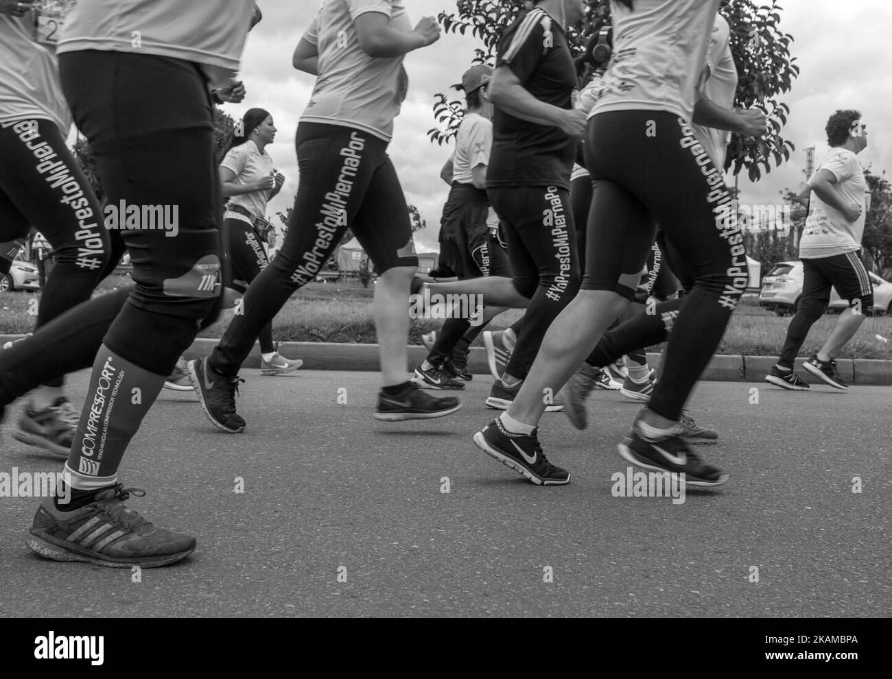 Des milliers de personnes ont participé à un marathon à Bogota (Colombie) sur 2 avril 2017, appelant à la fin de l'utilisation des mines terrestres en Colombie. Beaucoup de coureurs ont été eux-mêmes victimes des engins explosifs. La Colombie est la deuxième au monde pour les victimes des mines terrestres, derrière l'Afghanistan. (Photo de Juan Torres/NurPhoto) *** Veuillez utiliser le crédit du champ de crédit *** Banque D'Images