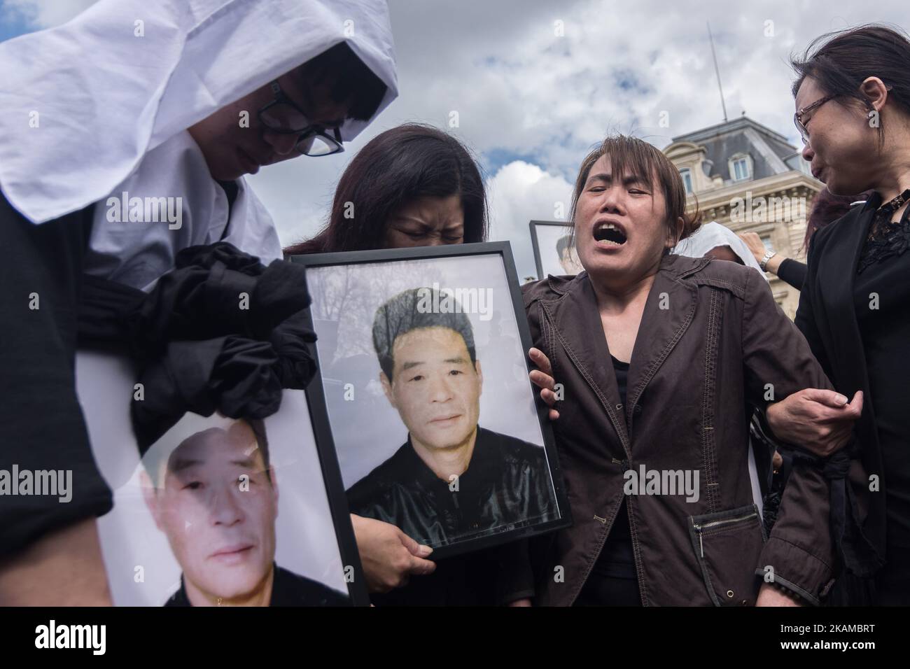L'épouse de Liu Shaoyao a pleuri son ancien mari, abattu par la police française lors d'une intervention de la police la semaine dernière sur la place de la République à Paris, en France, sur 2 avril 2017. (Photo de Julien Mattia/NurPhoto) *** Veuillez utiliser le crédit du champ de crédit *** Banque D'Images