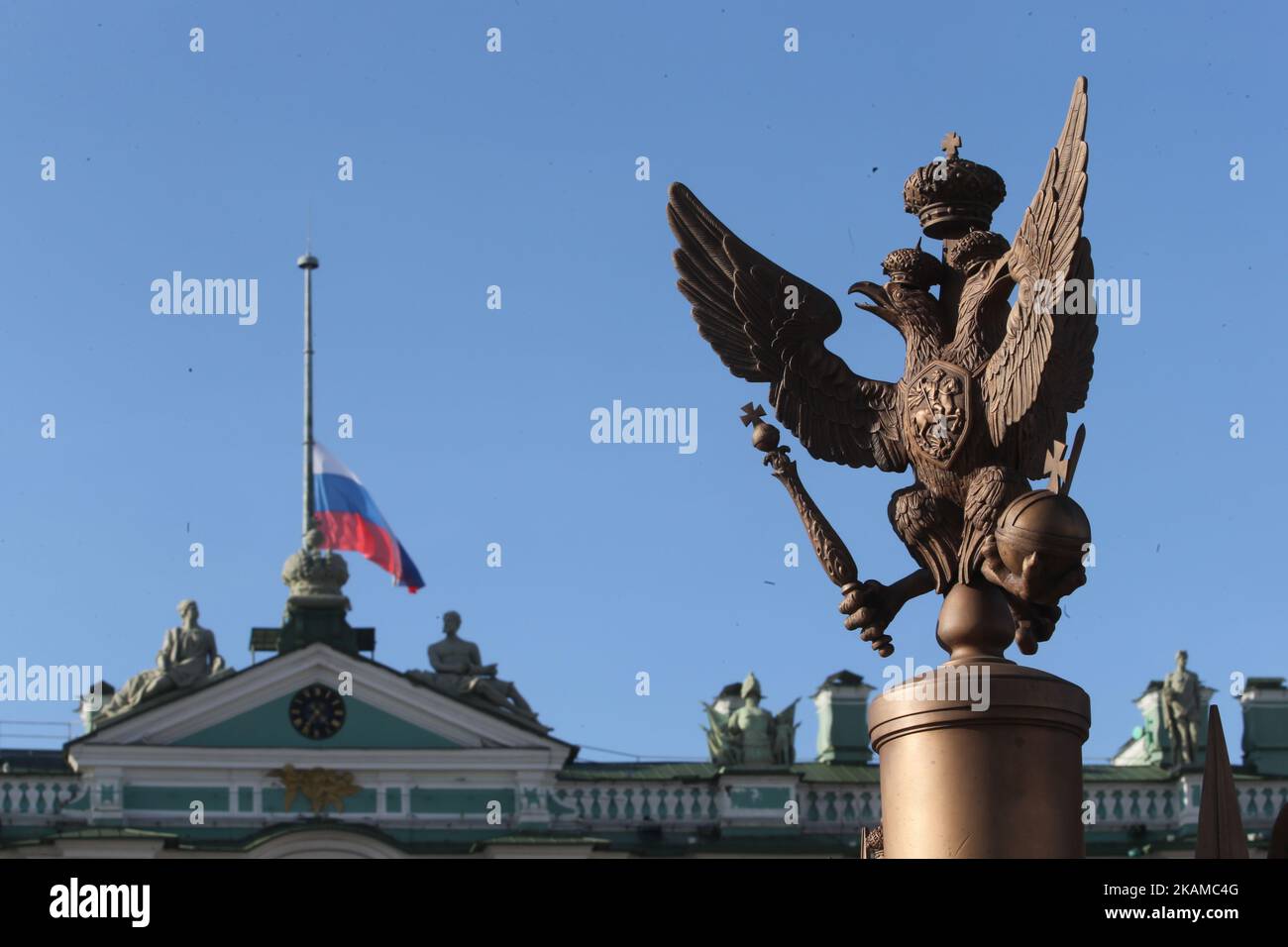 Le drapeau national russe vole en Berne au-dessus du musée de l'Ermitage dans le centre de Saint-Pétersbourg, sur 4 avril 2017, comme marque de respect pour les victimes de l'attaque terroriste de 3 avril dans le métro de Saint-Pétersbourg. (Photo par Igor Russak/NurPhoto) *** Veuillez utiliser le crédit du champ de crédit *** Banque D'Images