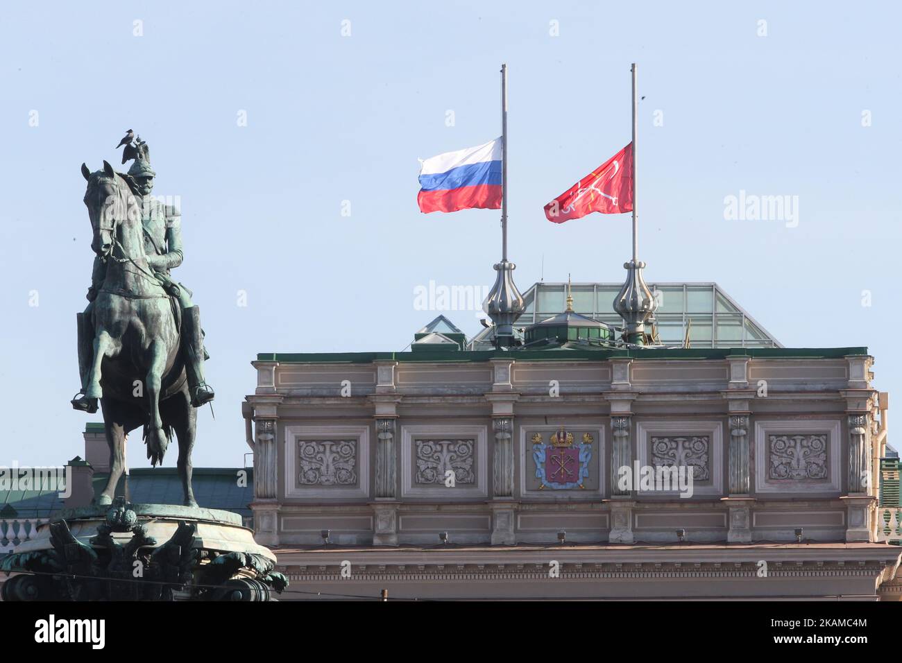 Le drapeau national russe vole en Berne au sommet de l'Assemblée législative de Saint-Pétersbourg sur 4 avril 2017. (Photo par Igor Russak/NurPhoto) *** Veuillez utiliser le crédit du champ de crédit *** Banque D'Images