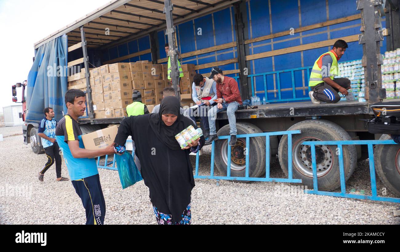 Les personnes déplacées à l'intérieur du pays (PDI) pourraient être vues au camp de Chamakor, à l'est de Mossoul (Iraq), le 3 avril 2017, Sur comme continue la lutte contre l'État islamique . Plus de 11 000 PDI vivent dans le camp depuis son ouverture il y a 3 semaines. Le camp est si vaste que l'ONU construit une nouvelle installation pour accueillir d'autres personnes déplacées venant de Mossoul occidental. Ici, les colis de nourriture sèche sont dispersés comme les gens attendent dans la file pour leurs marchandises. Le camp est géré par la Barzani Charity Foundation, une organisation caritative kurde indépendante et non rentable. (Photo de Gail Orenstein/NurPhoto) *** Veuillez utiliser le crédit de CRE Banque D'Images