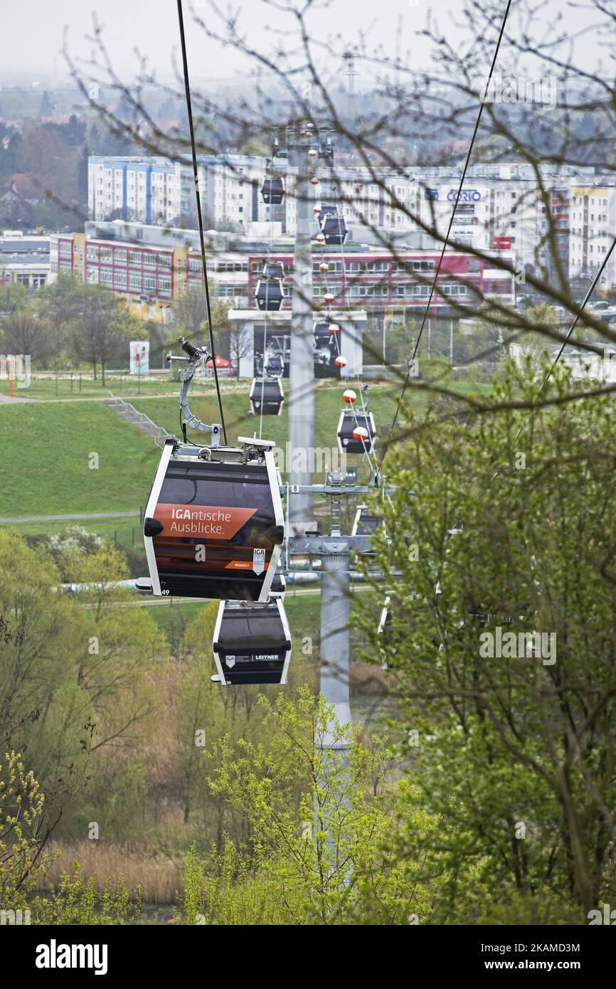 Le téléphérique est photographié lors d'un aperçu de la presse de l'IGA (International Garden Exhibition) 2017 à Berlin, Allemagne sur 7 avril 2017. Les derniers arrangements sont faits pour l'exposition qui ouvrira de 13 avril jusqu'à 15 octobre 2017 dans le quartier de Marzahn-Hellersdorf et d'accueillir, selon les attentes des organisateurs, environ 2 millions de visiteurs. (Photo par Emmanuele Contini/NurPhoto) *** Veuillez utiliser le crédit du champ de crédit *** Banque D'Images