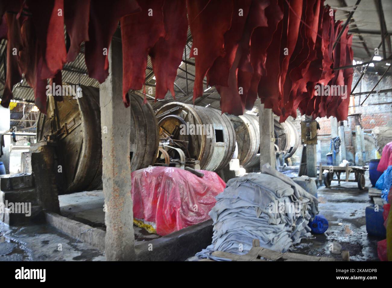 On voit des machines enveloppées à l'intérieur d'une tannerie bangladaise à Dhaka, au 8 avril 2017. Un quartier historique de la maroquinerie au Bangladesh, autrefois classé parmi les endroits les plus pollués de la planète, a été fermé par une ordonnance de justice sur 6 avril dans le cadre d'une décision historique visant à protéger une voie navigable vitale. Les défenseurs de la nature luttent depuis des années pour fermer le quartier des tanneries vieux d'un siècle dans la capitale Dhaka, qui pompe quotidiennement des milliers de litres de déchets toxiques dans la rivière la plus importante de la ville. (Photo par Mamunur Rashid/NurPhoto) *** Veuillez utiliser le crédit du champ de crédit *** Banque D'Images