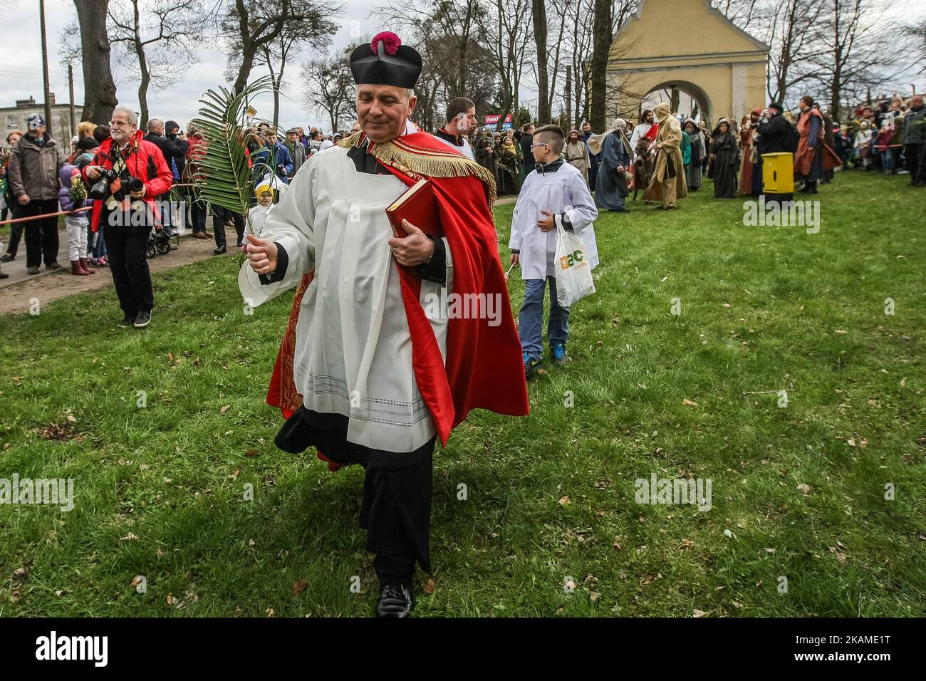 Les participants à la procession du dimanche des palmes sont vus le 9 avril 2017 à Wejherowo, Pologne. Le dimanche des palmiers tombe le dimanche avant Pâques. La fête commémore l'entrée de Jésus à Jérusalem. (Photo de Michal Fludra/NurPhoto) *** Veuillez utiliser le crédit du champ de crédit *** Banque D'Images