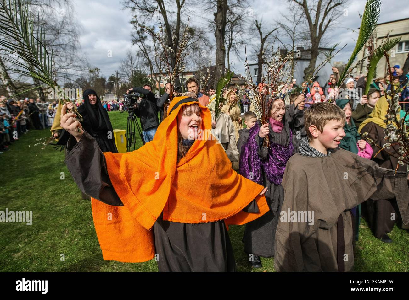 Les participants à la procession du dimanche des palmes sont vus le 9 avril 2017 à Wejherowo, Pologne. Le dimanche des palmiers tombe le dimanche avant Pâques. La fête commémore l'entrée de Jésus à Jérusalem. (Photo de Michal Fludra/NurPhoto) *** Veuillez utiliser le crédit du champ de crédit *** Banque D'Images