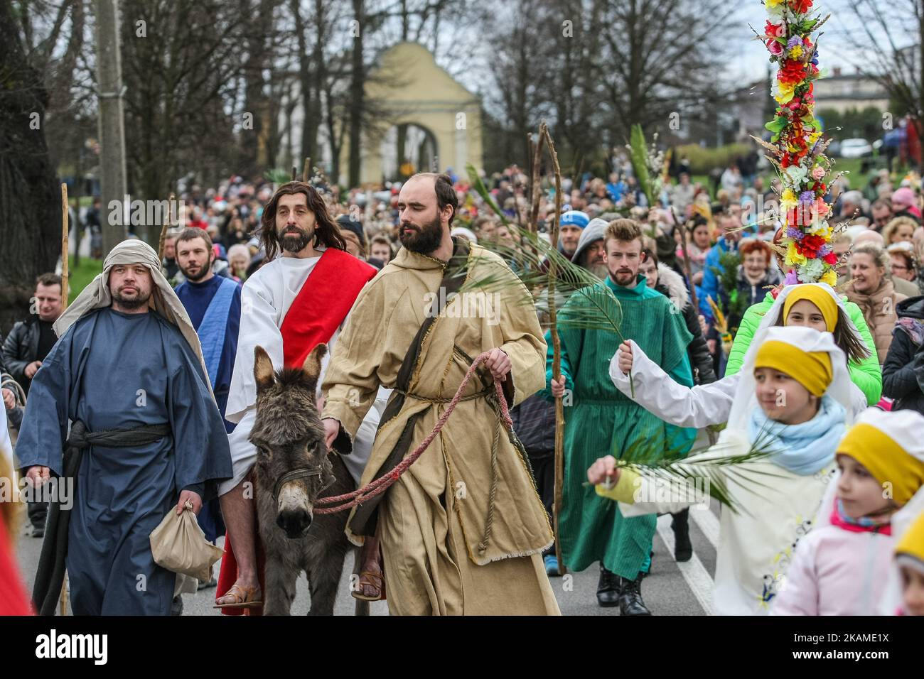 Les participants à la procession du dimanche des palmes sont vus le 9 avril 2017 à Wejherowo, Pologne. Le dimanche des palmiers tombe le dimanche avant Pâques. La fête commémore l'entrée de Jésus à Jérusalem. (Photo de Michal Fludra/NurPhoto) *** Veuillez utiliser le crédit du champ de crédit *** Banque D'Images