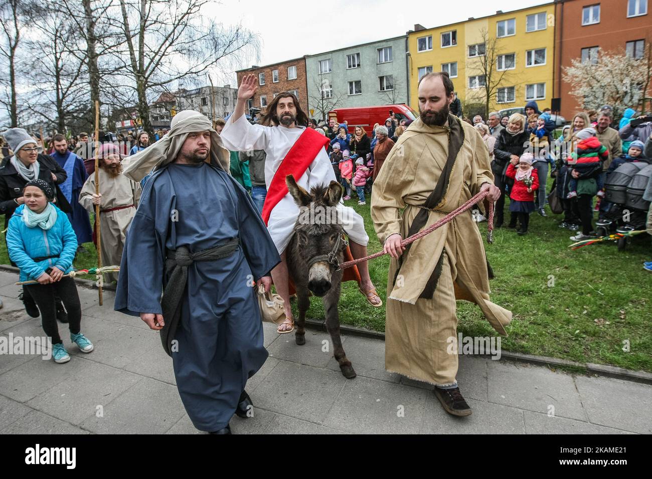 Les participants à la procession du dimanche des palmes sont vus le 9 avril 2017 à Wejherowo, Pologne. Le dimanche des palmiers tombe le dimanche avant Pâques. La fête commémore l'entrée de Jésus à Jérusalem. (Photo de Michal Fludra/NurPhoto) *** Veuillez utiliser le crédit du champ de crédit *** Banque D'Images