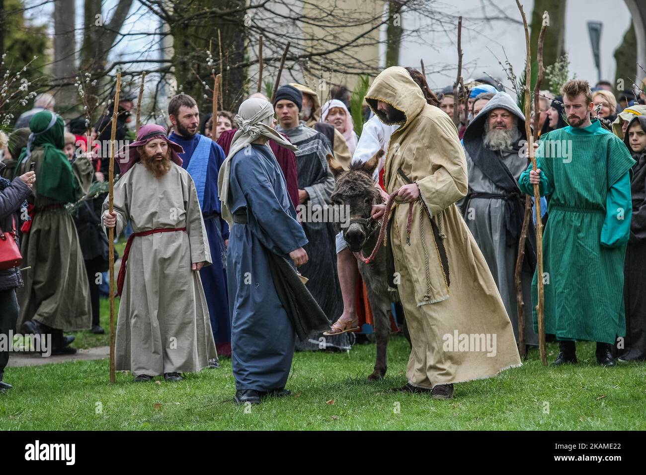 Les participants à la procession du dimanche des palmes sont vus le 9 avril 2017 à Wejherowo, Pologne. Le dimanche des palmiers tombe le dimanche avant Pâques. La fête commémore l'entrée de Jésus à Jérusalem. (Photo de Michal Fludra/NurPhoto) *** Veuillez utiliser le crédit du champ de crédit *** Banque D'Images