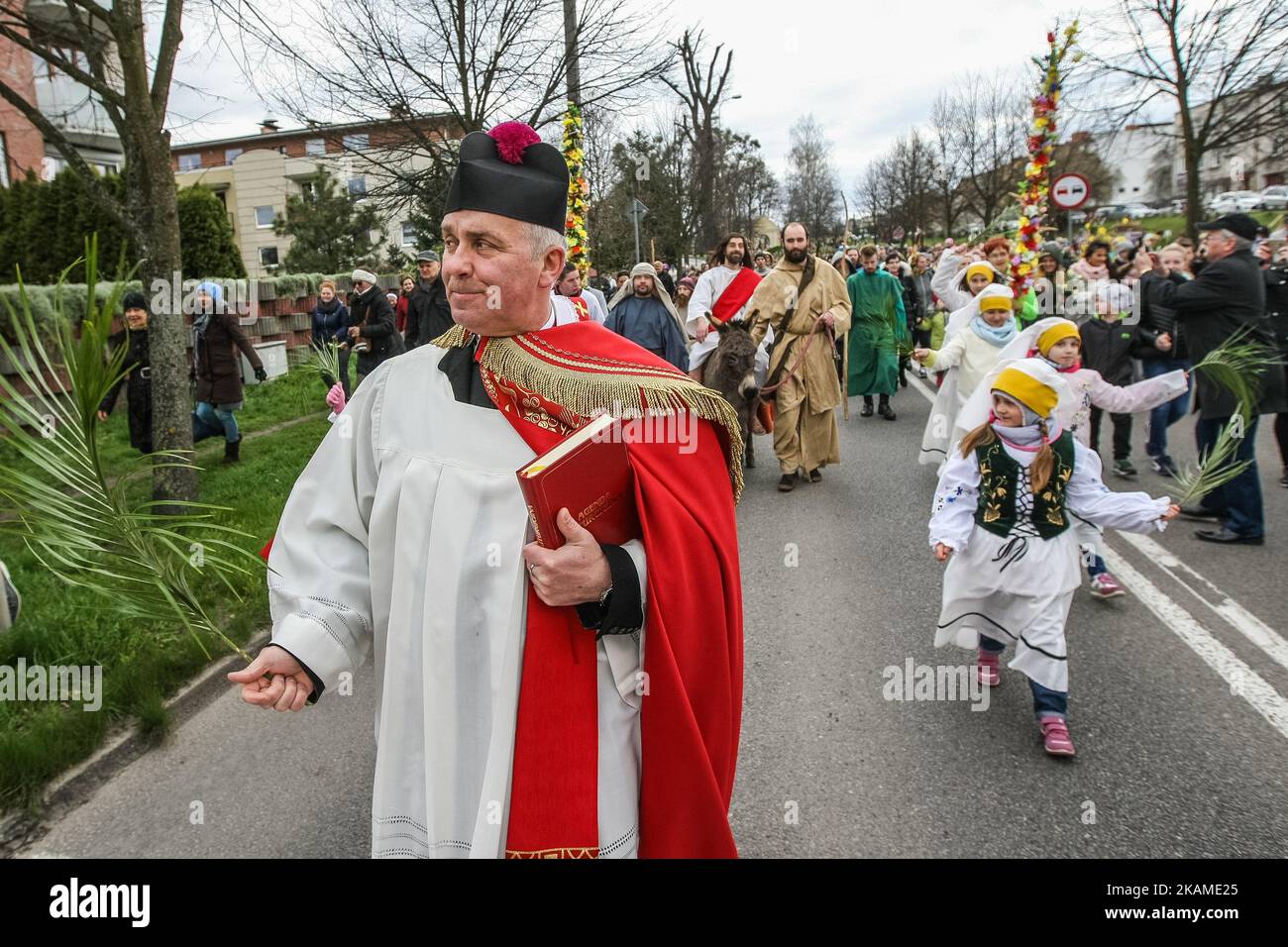 Les participants à la procession du dimanche des palmes sont vus le 9 avril 2017 à Wejherowo, Pologne. Le dimanche des palmiers tombe le dimanche avant Pâques. La fête commémore l'entrée de Jésus à Jérusalem. (Photo de Michal Fludra/NurPhoto) *** Veuillez utiliser le crédit du champ de crédit *** Banque D'Images