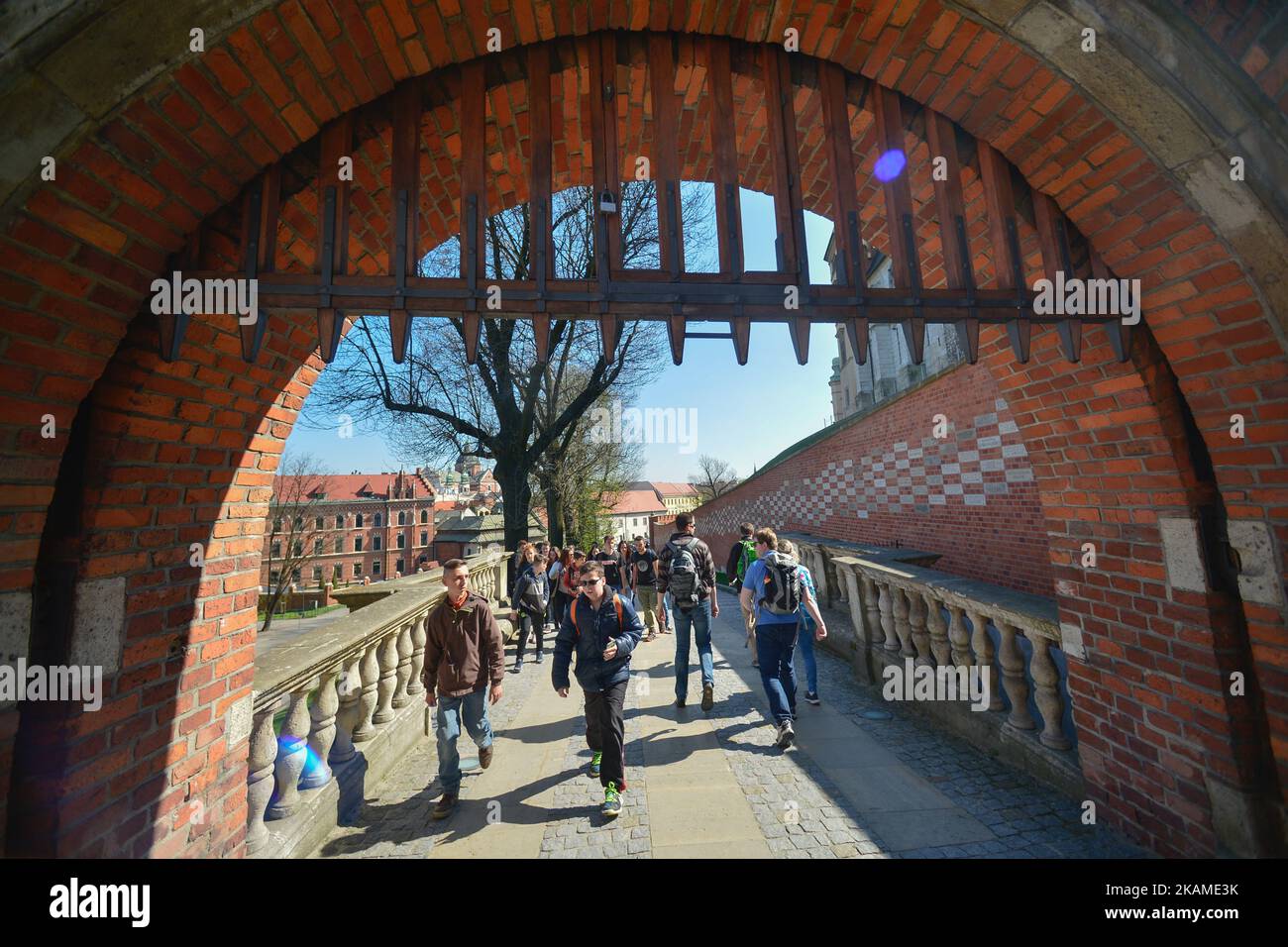 Une vue sur l'entrée du château de Wawel alors que des centaines de personnes passent toutes les heures pour payer leurs respects au sarcophage couvert de couronnes, dans la crypte de la cathédrale du château de Wawel, où le président Lech Kaczynski et la première dame Maria Kaczynska ont été mis au repos, Photo le jour du 7th anniversaire de la catastrophe de l'accident de Smolensk. Dans les premières heures du matin, à 10 avril 2010, un avion tu-154M s'est écrasé à Smolensk (Russie) à 1km km de la piste par temps brumeux, tuant les 96 passagers à bord, y compris le président polonais Lech Kaczynski et son épouse, l'ancienne Presi Banque D'Images