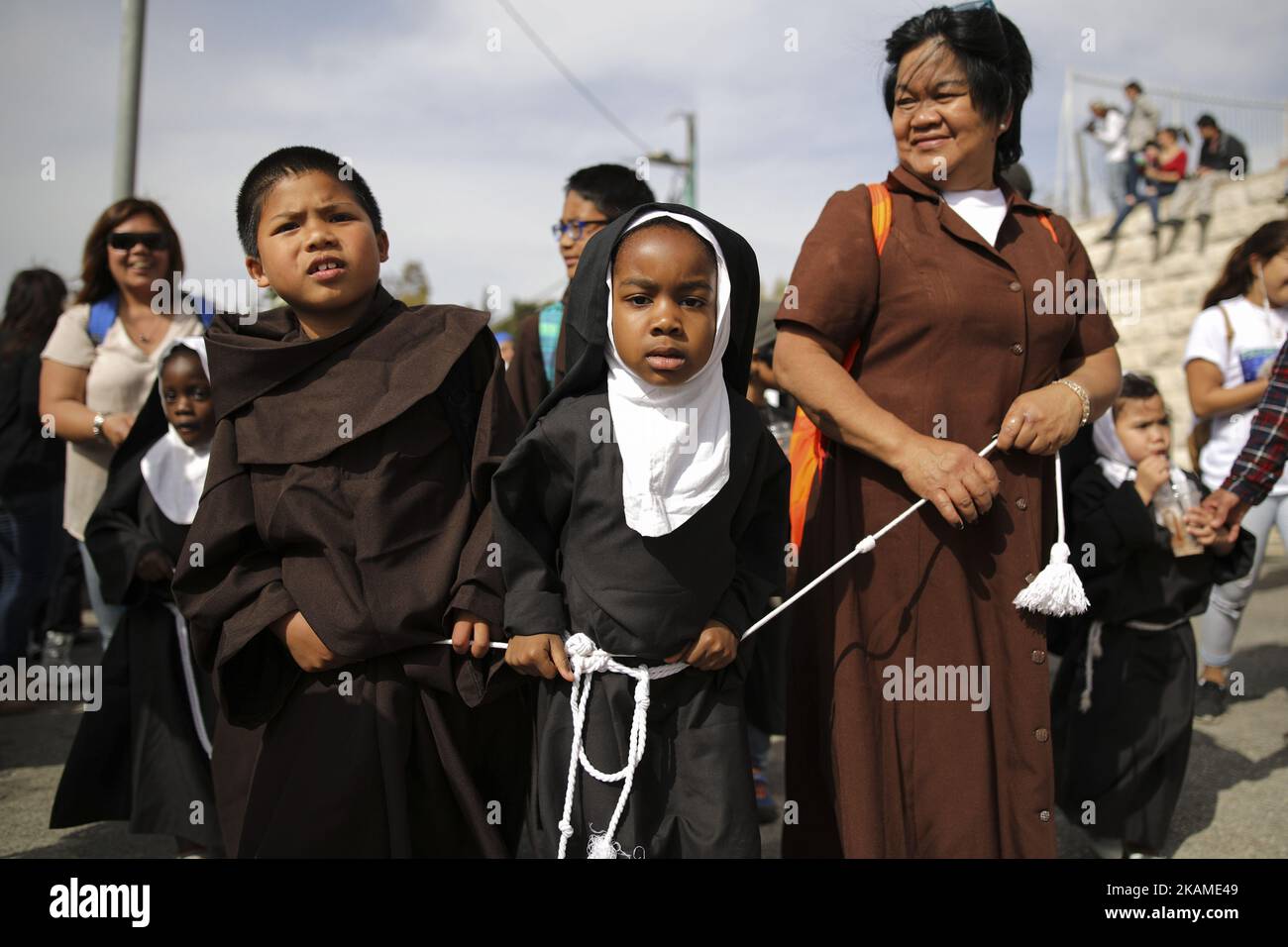 Les fidèles chrétiens prennent part à une procession du dimanche des palmiers sur le Mont des oliviers à Jérusalem, sur 09 avril 2017, Israël (photo de Corinna Kern/NurPhoto) *** Veuillez utiliser le crédit du champ de crédit *** Banque D'Images