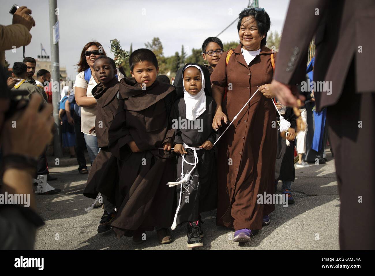 Les fidèles chrétiens prennent part à une procession du dimanche des palmes sur le Mont des oliviers à Jérusalem, sur 09 avril 2017, Israël. (Photo de Corinna Kern/NurPhoto) *** Veuillez utiliser le crédit du champ de crédit *** Banque D'Images