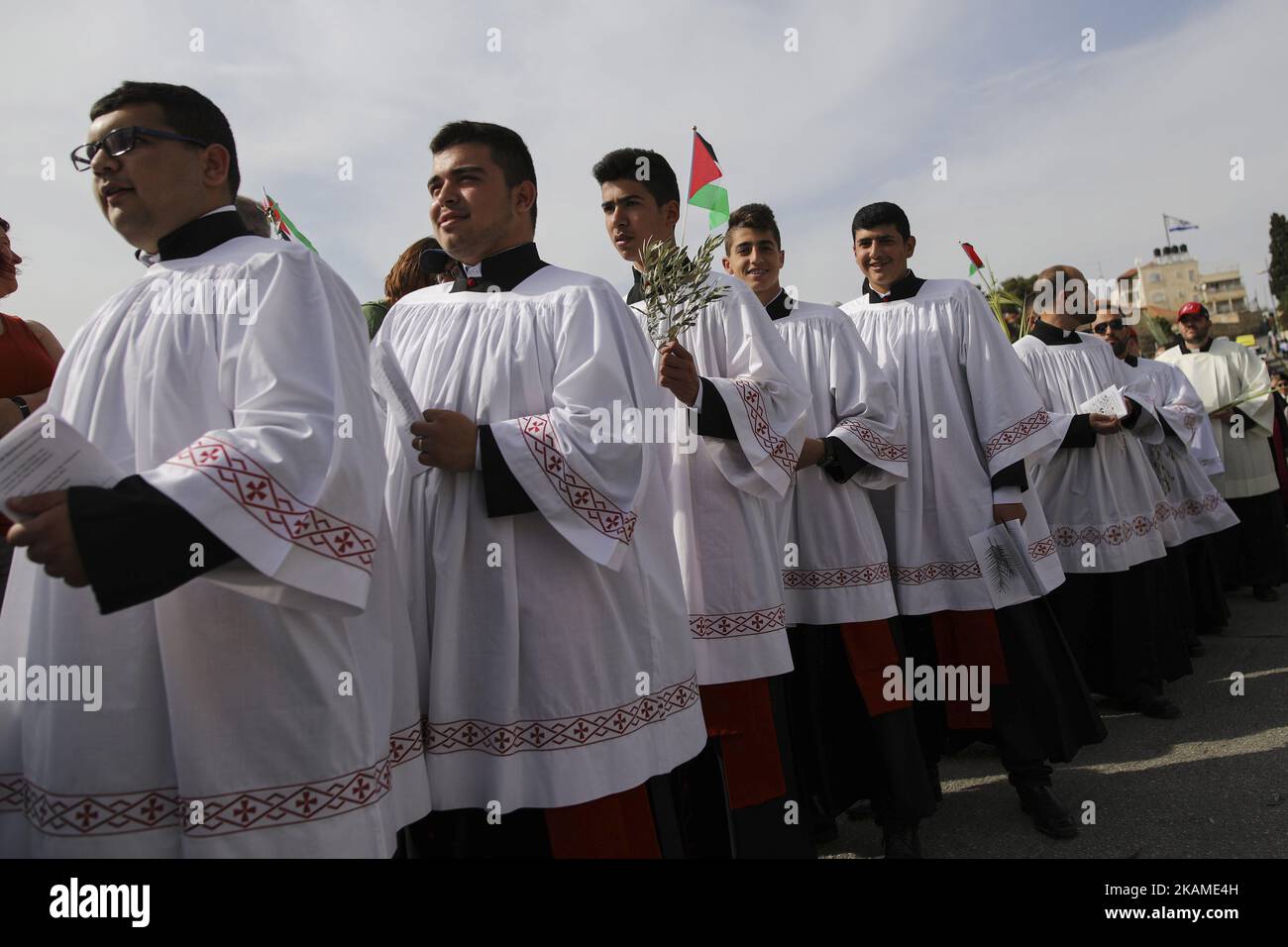 Les fidèles chrétiens prennent part à une procession du dimanche des palmiers sur le Mont des oliviers à Jérusalem, sur 09 avril 2017, Israël (photo de Corinna Kern/NurPhoto) *** Veuillez utiliser le crédit du champ de crédit *** Banque D'Images