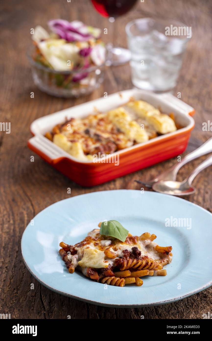 Pâtes rigigatoni au gratin sur bois Banque D'Images