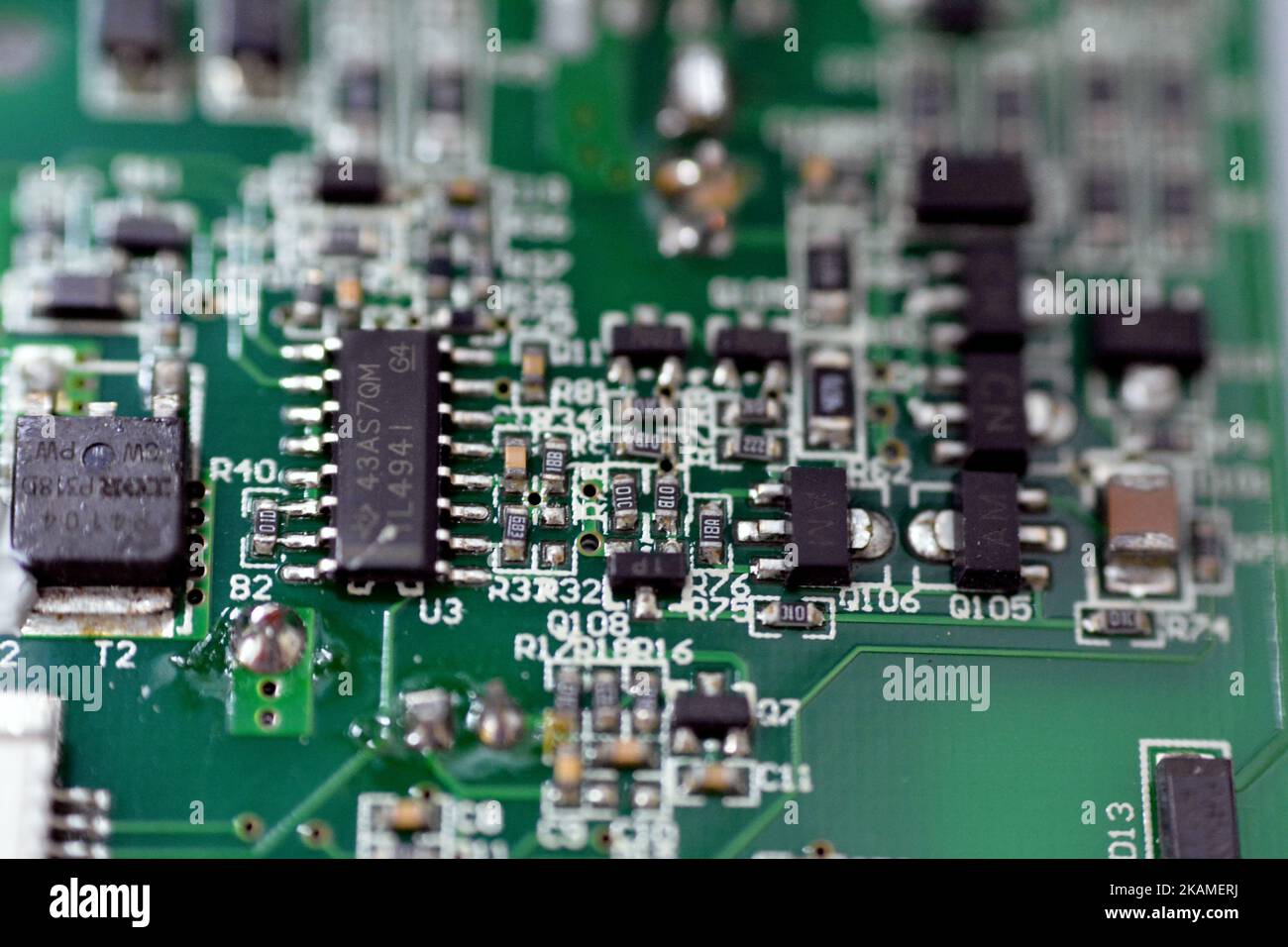 Le Caire, Egypte, 13 octobre 2022 : un circuit imprimé PCB, circuit imprimé PWB, un support utilisé dans l'ingénierie électrique et électronique pour le raccordement Banque D'Images