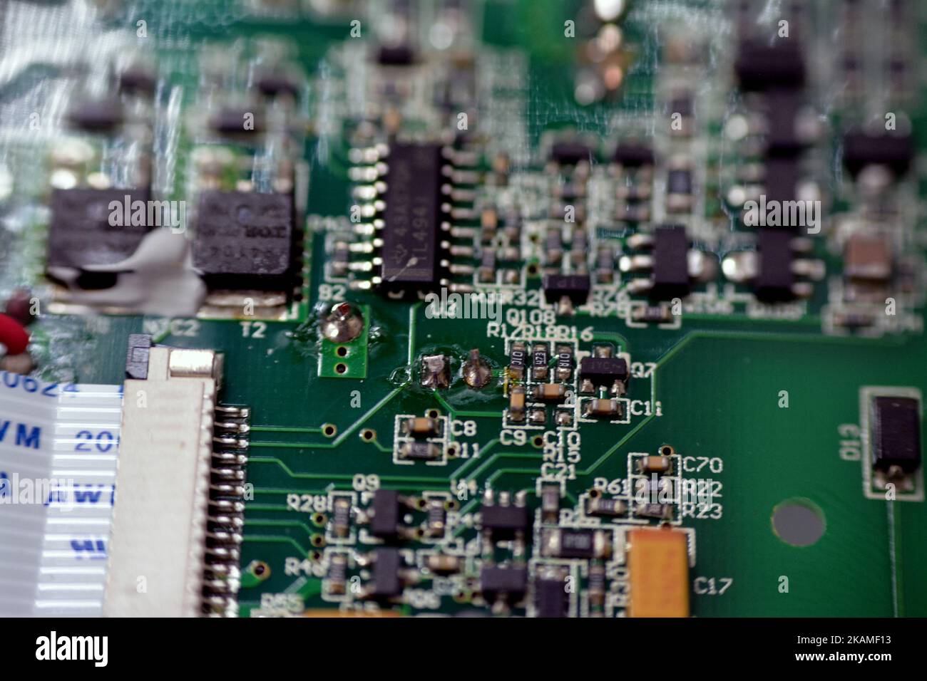 Le Caire, Egypte, 13 octobre 2022 : un circuit imprimé PCB, circuit imprimé PWB, un support utilisé dans l'ingénierie électrique et électronique pour le raccordement Banque D'Images