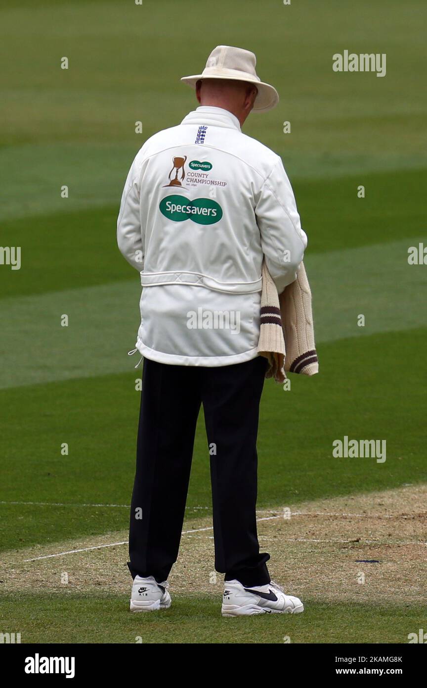 Juge-arbitre pendant le championnat du comté de Specsavers - dividendes un match entre le CCC de Surrey et le CCC du Lancashire au Kia Oval, Londres on 14 avril 2017 (photo de Kieran Galvin/NurPhoto) *** Veuillez utiliser le crédit du champ de crédit *** Banque D'Images