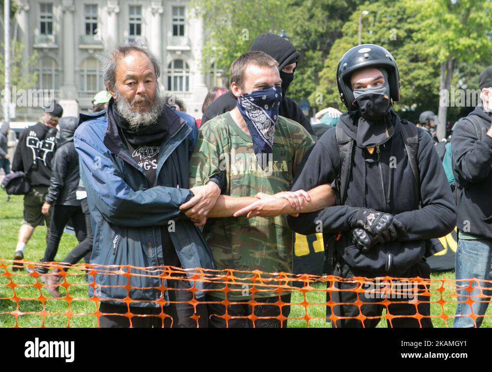 Les antifascistes relient les armes lors d'un rassemblement de libre-échange au parc du centre civique Martin Luther King Jr. À Berkeley, Californie, États-Unis d'Amérique sur 15 avril 2017. (Photo par Emily Molli/NurPhoto) *** Veuillez utiliser le crédit du champ de crédit *** Banque D'Images