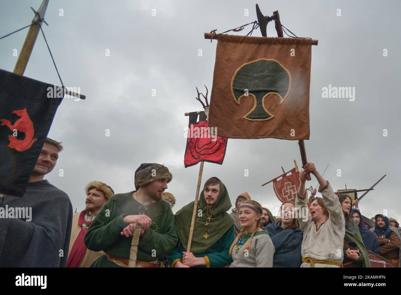 Une scène de la présentation de l'équipe devant Rekawka, un festival célébré chaque année mardi après Pâques, sur la Mound Krakus à Cracovie, se référant à l'origine à la tradition slave du printemps Dziady. Le mardi 18 avril 2017, à Cracovie, en Pologne. Photo par Artur Widak *** Veuillez utiliser le crédit du champ de crédit *** Banque D'Images