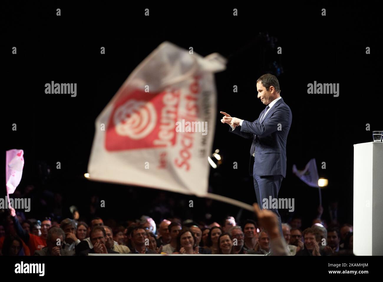 Le candidat français à l'élection présidentielle pour le parti socialiste français (PS) de gauche, Benoit Hamon Gestures, prononce un discours lors d'une réunion de campagne sur 18 avril 2017, à Toulouse, dans le sud-ouest de la France. (Photo d'Alain Pitton/NurPhoto) *** Veuillez utiliser le crédit du champ de crédit *** Banque D'Images